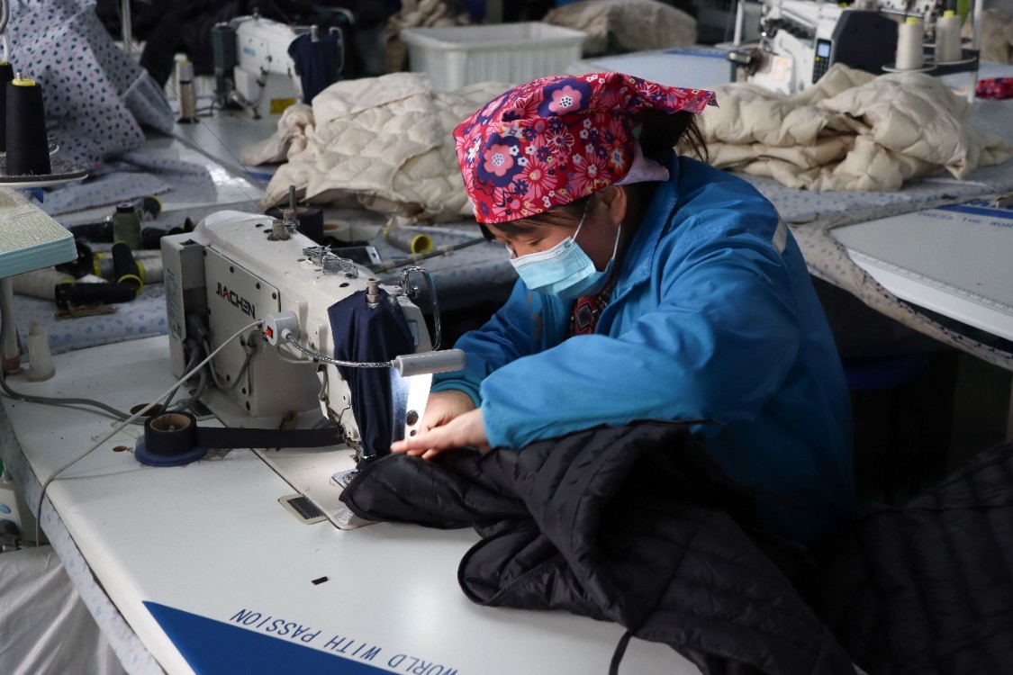 这家十几件小单都能接的服装厂，在阿里国际站抓牢了海外网红们的生意